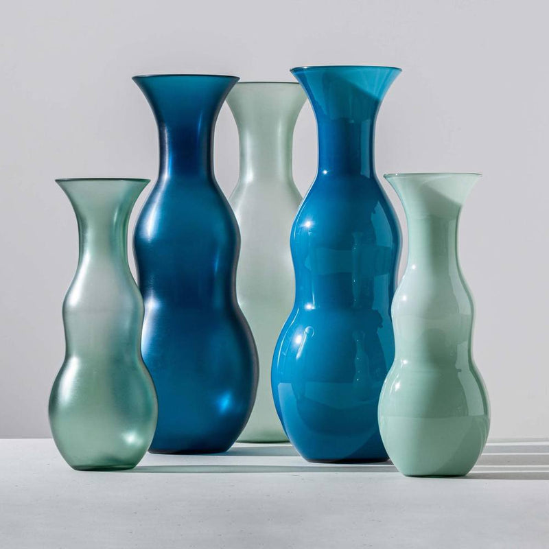VENINI Vaso Satin Pigmenti Grande Blu Orizzonte in Vetro Soffiato di Murano 516.86 Ambientato2