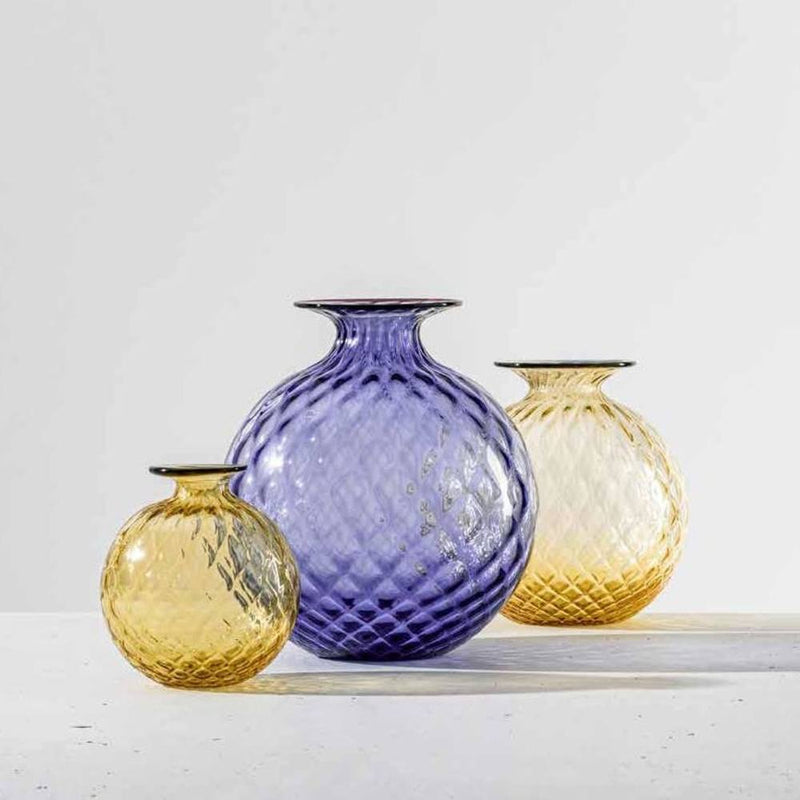 VENINI Vaso Monofiore Balloton Medio Giallo Ambra Filo Blu in Vetro Soffiato di Murano 100.16 Ambientato