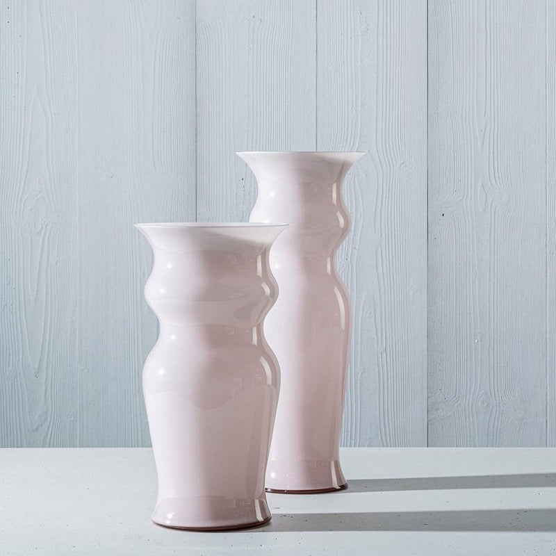 vaso venini odalische piccolo color rosa cipria in vetro soffiato di Murano 706.80 ambientato