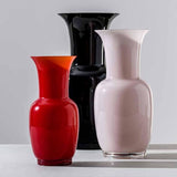 Venini vaso opalino medio color rosa cipria in vetro soffiato di Murano 706.22 Ambientato