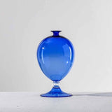 VENINI Vaso veronese color blu zaffiro in vetro soffiato di Murano 600.01 Ambientato2